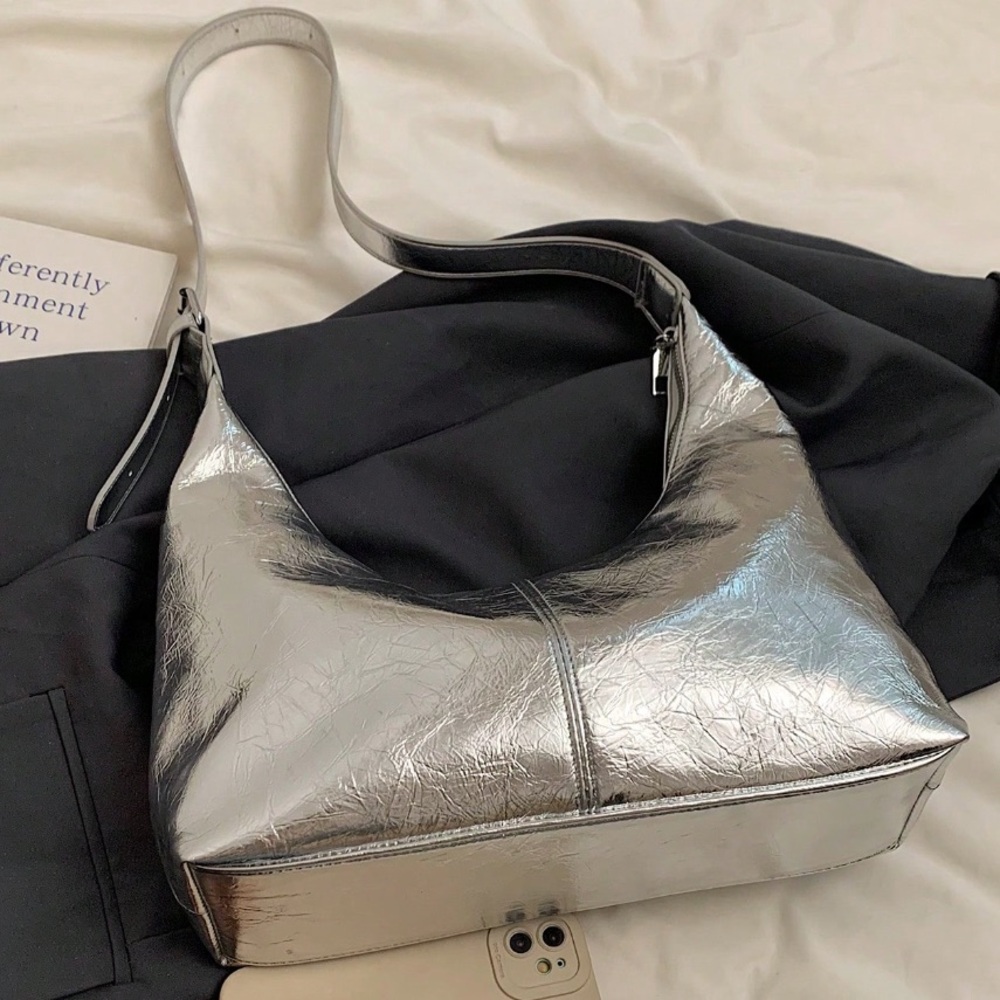 ๐ Metallic Silver Hobo Shoulder Bag - Picture 2 of 9